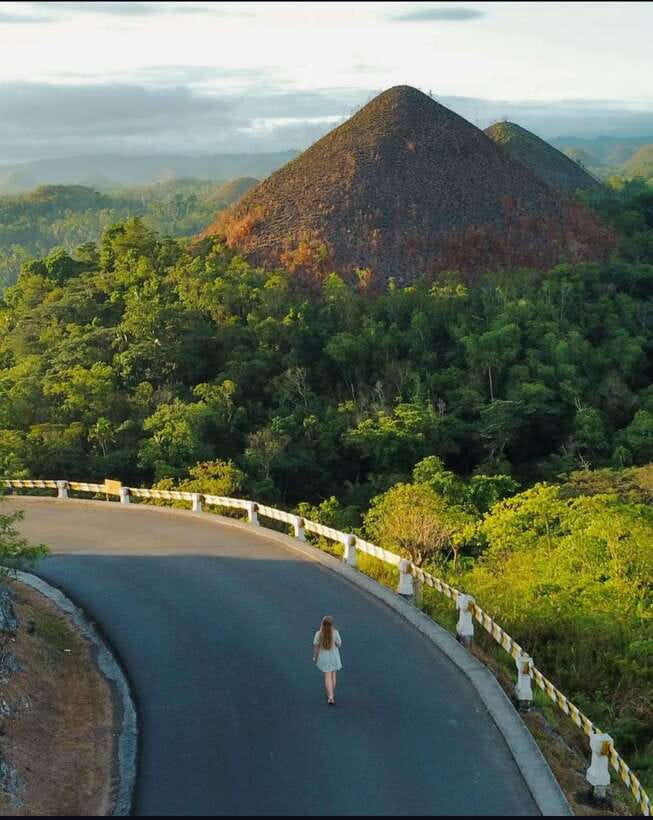 Bohol: Budget Chocolate Hills & Tarsiers -Backpacker Special - Lunch and live music on the Loboc River