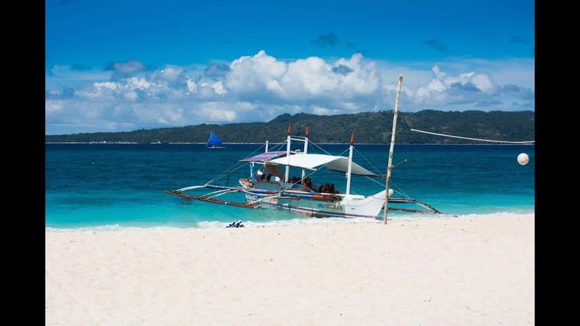 Boracay: Island Hopping Tour with Boodle Fight Lunch - What this four-hour Boracay tour is really about