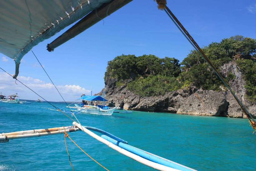Boracay: Island Hopping Tour with Boodle Fight Lunch - Meeting at Bolabog Beach without confusion