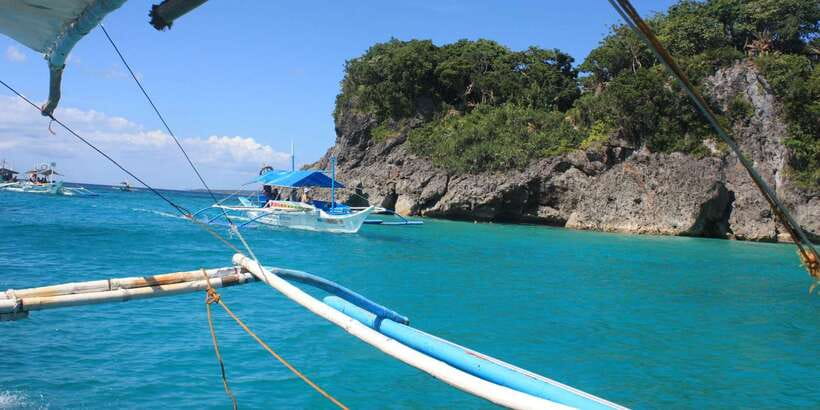 Boracay: Island Hopping Tour with Boodle Fight Lunch - Balinghai Beach and Crocodile Island
