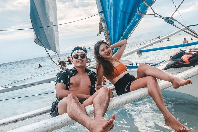 Boracay: Paraw Sailing - Boarding the bamboo double outrigger