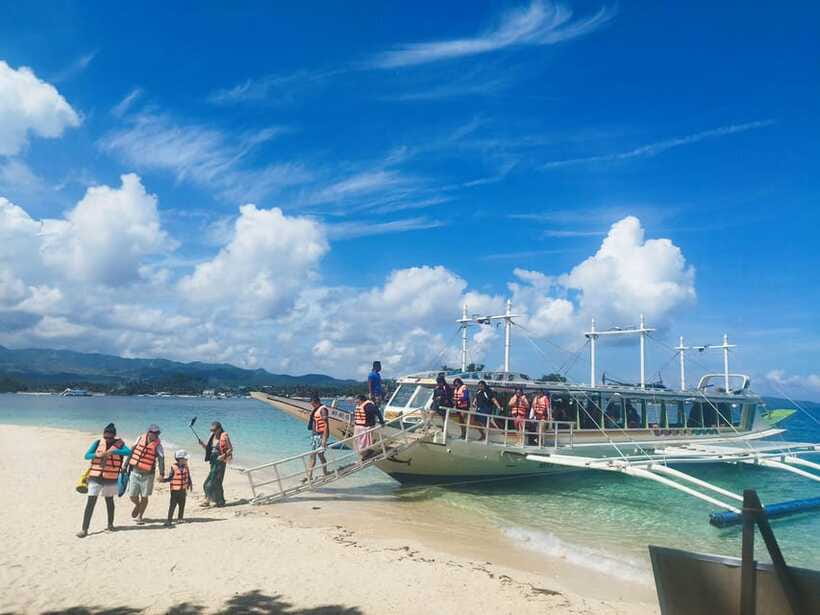 Boracay: Private Island Boat Tour and Lunch with Seaview - Should you book it?