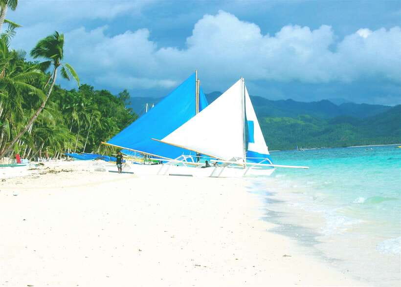 Boracay: Private Traditional Bamboo Boat Sailing Tour - Meeting at Station 1 and walking to the beach