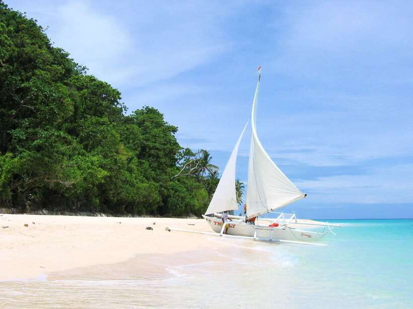 Boracay: Private Traditional Bamboo Boat Sailing Tour - Sailing with water at your feet