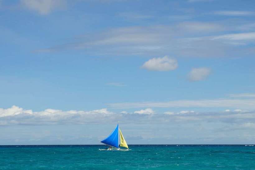 Boracay: Private Traditional Bamboo Boat Sailing Tour - Boarding the traditional Filipino paraw