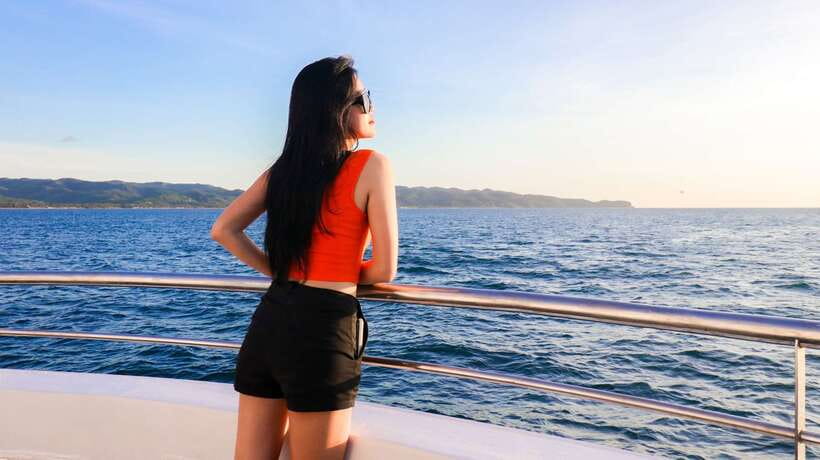 Boracay: Scenic Sunset Cruise with Live Music - Welcome drinks, fruit, and pica-pica