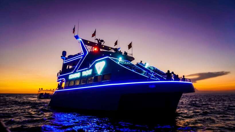 Boracay: Scenic Sunset Cruise with Live Music - The Diamond Yacht and its four different moods