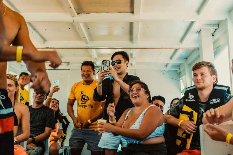 Boracay: Sunset Cruise Boat Party by Haqqy Life - Meeting at Frendz Resort and Hostel Boracay