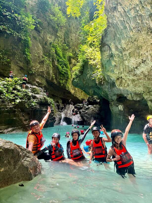 Cebu: Kawasan Falls Canyoneering & Zipline Experience - The 5:00 am ride from Cebu to Badian