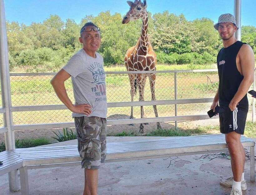 Coron: Calauit Safari Black Island Lunch & Transfer included - Giraffe feeding is the day’s big moment