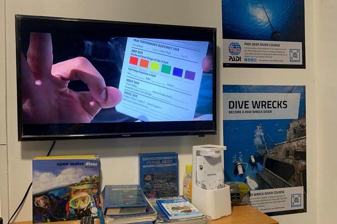 DiveGurus - Open Water Diver Course SSI/PADI - Classroom lessons first, then shallow-water practice