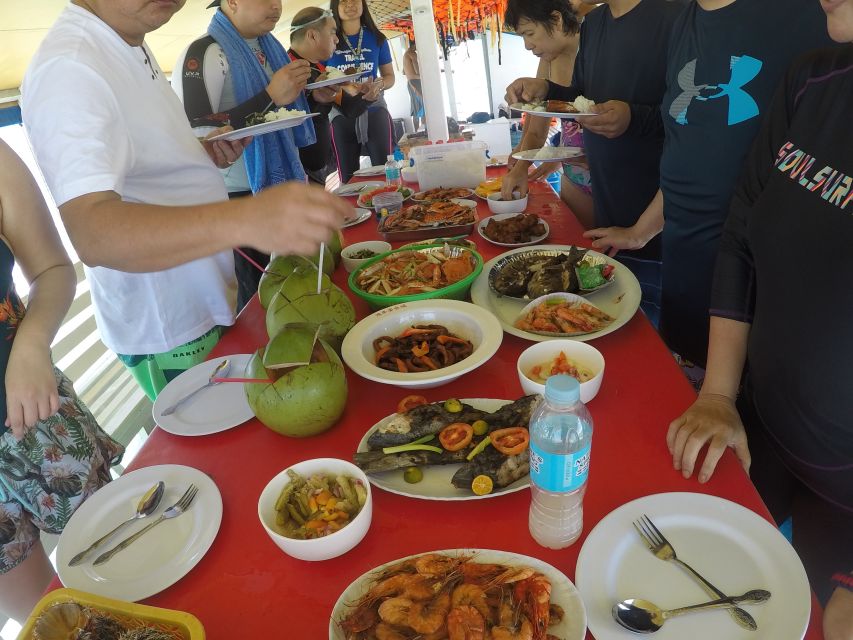 Dumaguete: Dolphin Watching & Manjuyod Sandbar Private Tour - Lunch on a private boat