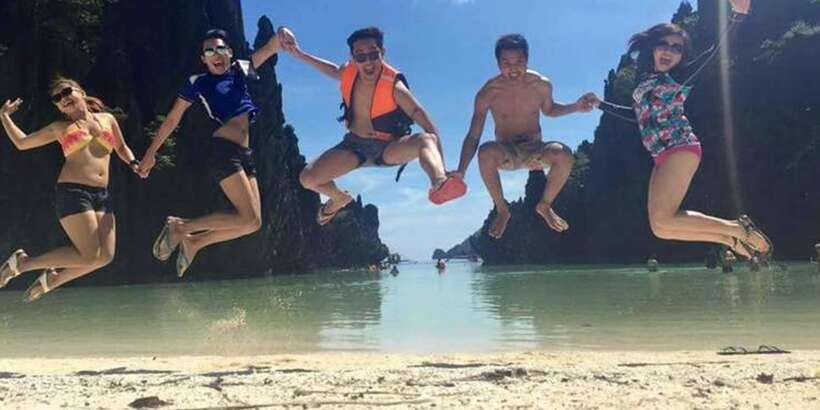 El Nido: Island Hopping Tour A Lagoons and Beaches - The crew can make or break a shared boat
