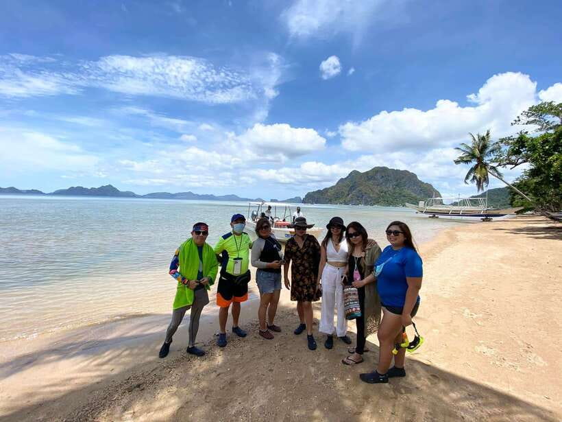 El Nido: Island Hopping Tour C with Lunch EDTF included - Lunch on the beach
