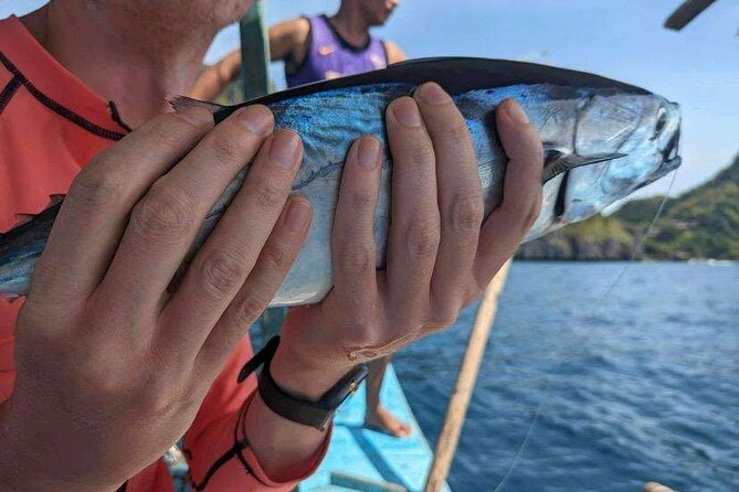 El Nido Palawan fishing with local Fisherman with lunch - Learning traditional handline methods on the water