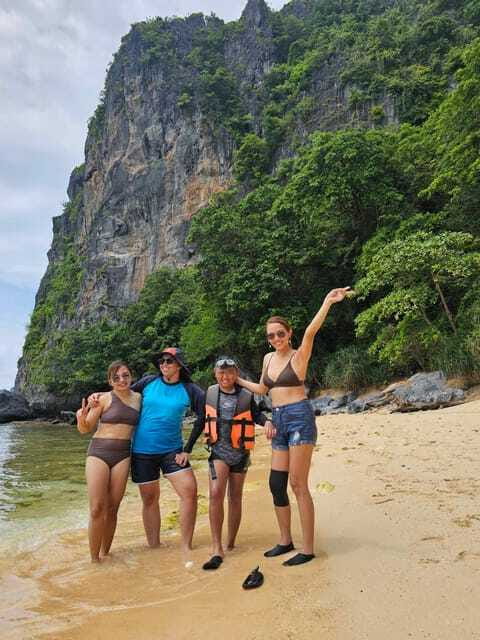 El Nido: Private/Exclusive Island Hopping Tour D BEST PRICE - Small Lagoon through the narrow opening
