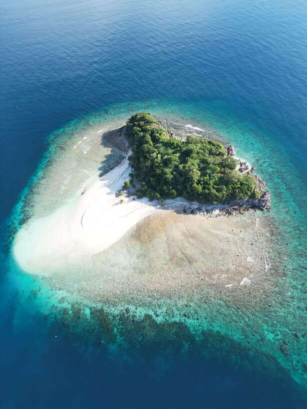El Nido to Coron: 3-Day 2-Night Island-Hopping Expedition - The boat ride: beautiful views, limited personal space