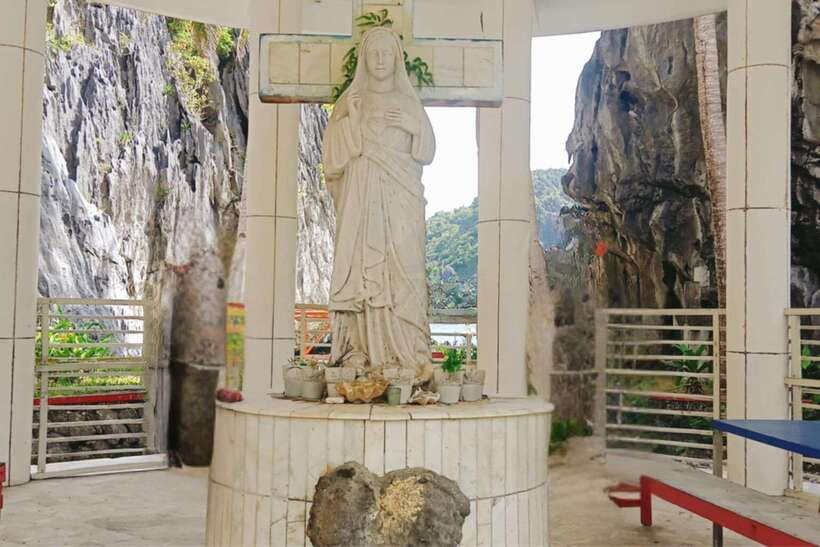 El Nido: Tour C to Hidden Beach, Helicopter Island & More - Secret Beach means a small opening and possible crowds