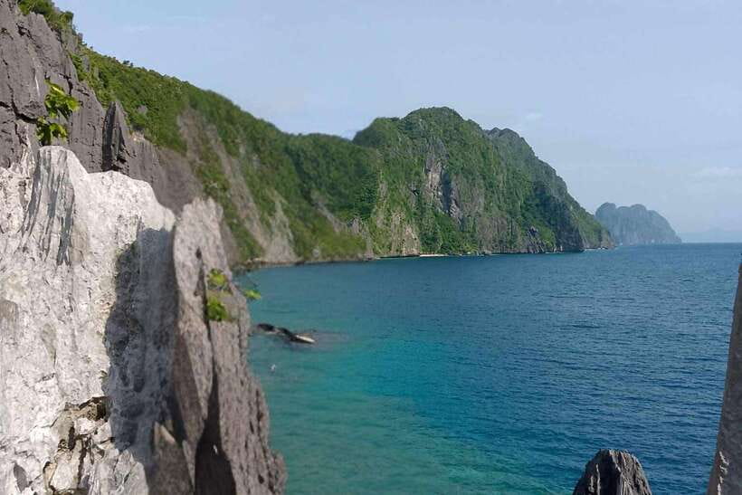 El Nido: Tour C to Hidden Beach, Helicopter Island & More - Starting near Grounded Coffee and getting organized
