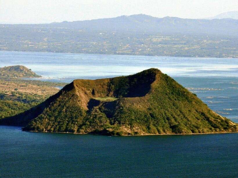 Full-Day Manila City, Tagaytay Taal Volcano and Lake Tour - How the transport and group size affect the day