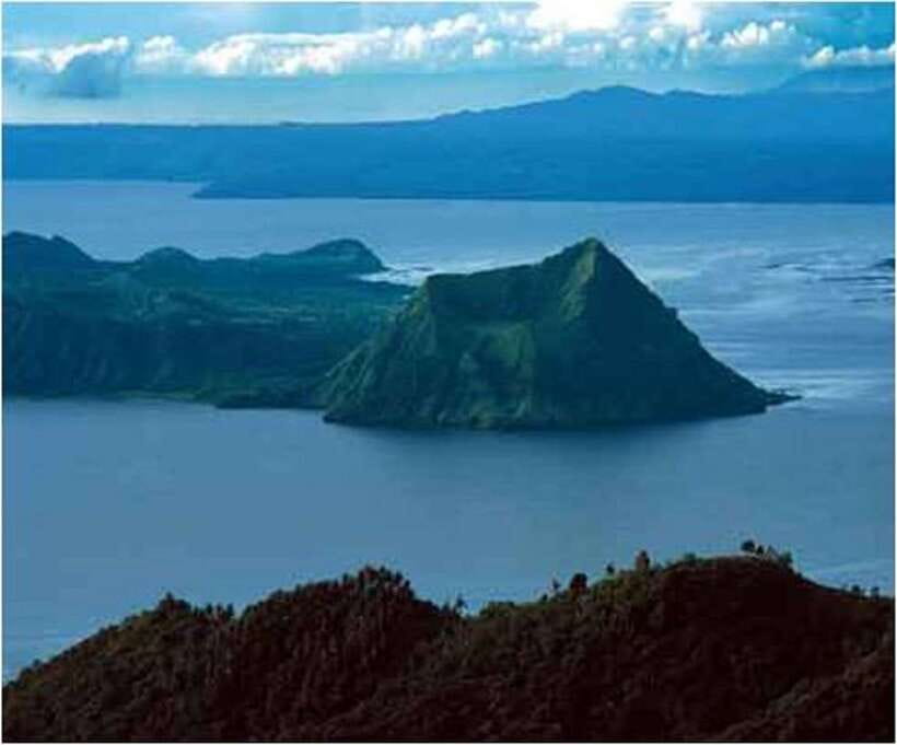 Full-Day Manila City, Tagaytay Taal Volcano and Lake Tour - Roxas Boulevard and Rizal Park on the way downtown