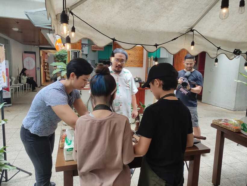 Makati: Hands on Manila Cooking Class - Rolling lumpia from scratch
