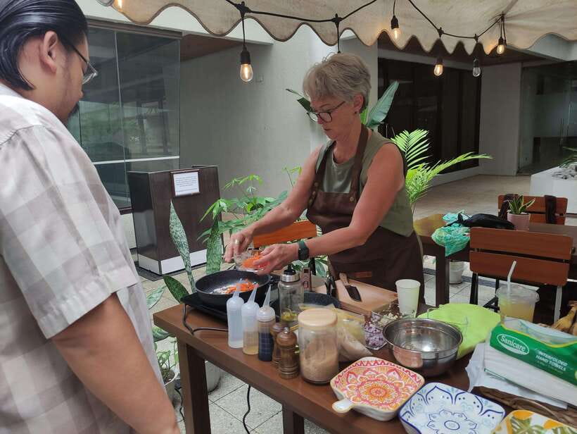 Makati: Hands on Manila Cooking Class - Finishing with sweet turon