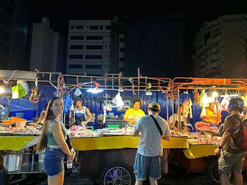 Manila: Chinatown Nighttime Tour by Tuk-Tuk - The value of a local guide in a crowded district