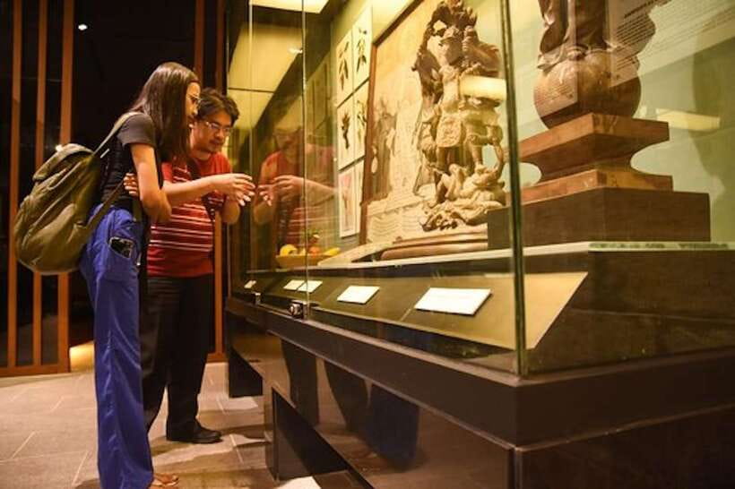 Manila: Filipino Historic Walking Tour in Intramuros - Casa Manila reveals the world of the colonial elite