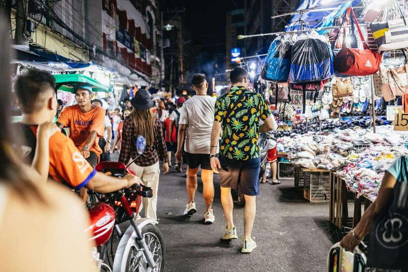 Manila: Guided Night Market Experience - Entering Divisoria after sunset