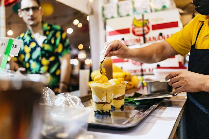 Manila: Guided Night Market Experience - Sampling Filipino food with Floyd or Venus