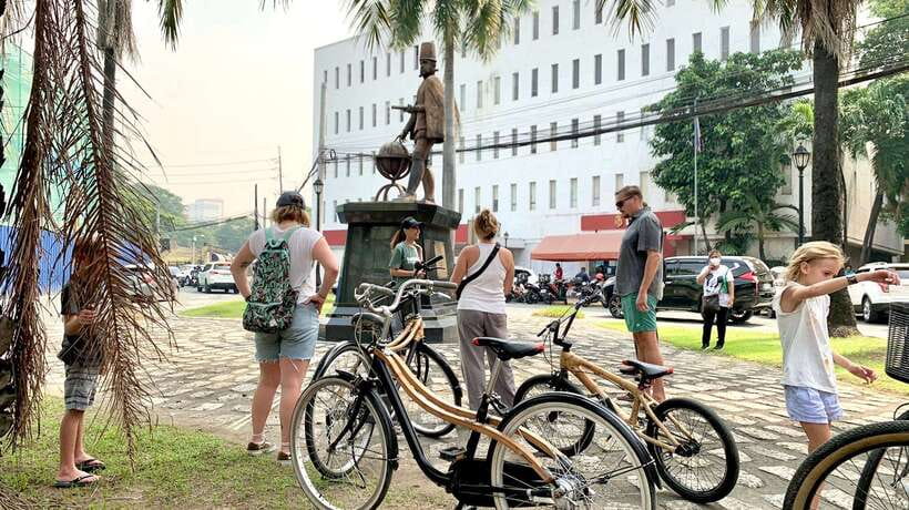 Manila: Guided Sunset Bamboo Bike Tour in Intramuros - Casa Manila sets the colonial scene
