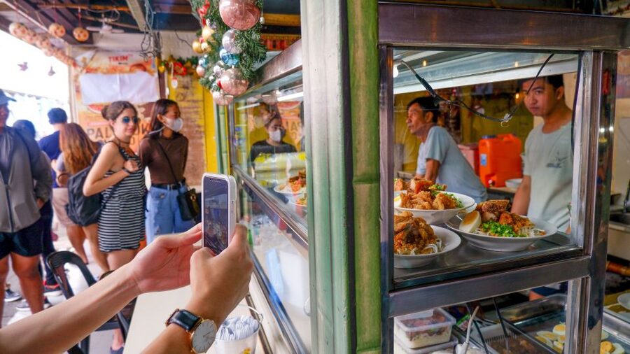 Manila: Sightseeing and Food Walking Tour with Tastings - The guides make the difference