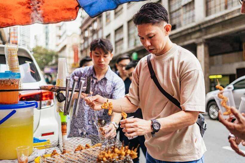 Manila: Street Food and Drinks Walking Tour with Tastings - Banana cue, kamote fries, and turon