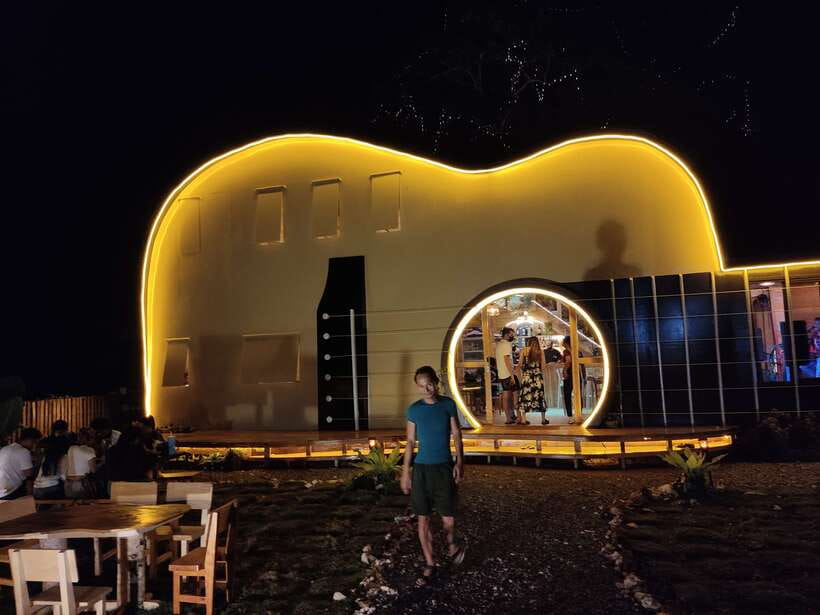Panglao Bohol Island: Alona Beach Pub Crawl with Drinks - Alona Beach Road, local drinks, and changing bar styles