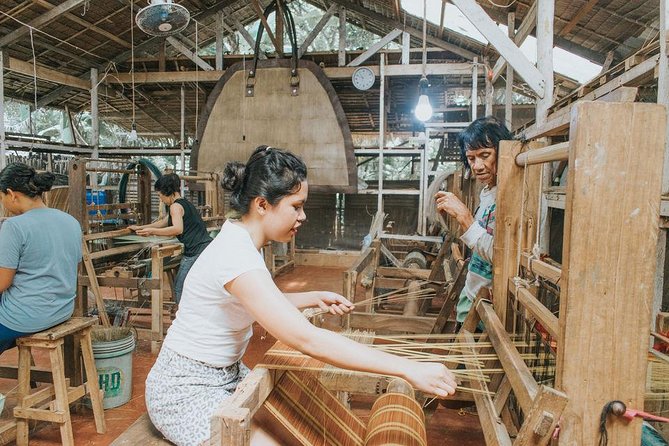 Puerto Princesa: Half-day Tour of the City - Trying traditional weaving at Binuatan Creations