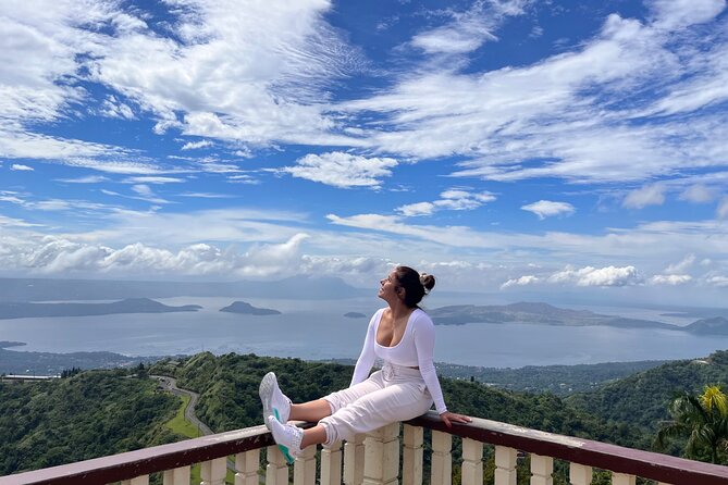Tagaytay Day Tour sightseeing with Panoramic Taal volcano view - A fresh fruit market before the viewpoints